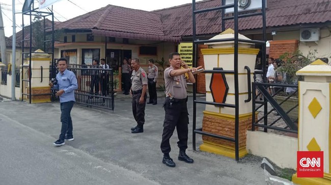 Warga di depan Mapolres Tebingtinggi panik karena seorang pria bernama Harianto mengaku membawa tas berisi bom. 