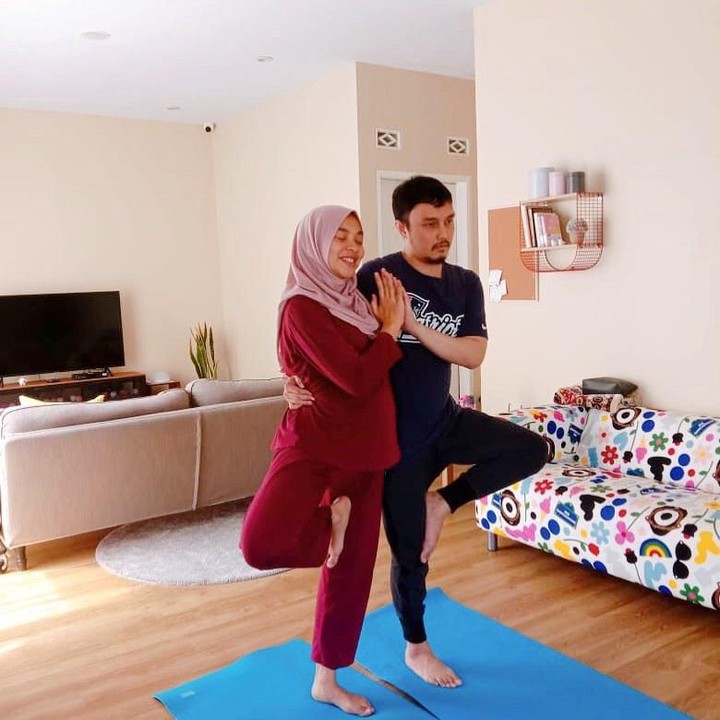 <p>Tika juga menyempatkan diri untuk yoga hamil bersama sang suami. (Foto: Instagram @tikabravani)</p>