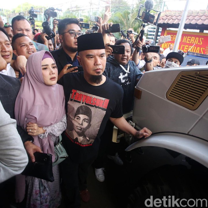 <p>Di Rumah Tahanan (Rutan) Klas I Cipinang, Jakarta Timur, Ahmad Dhani dijemput sang istri, Mulan Jameela. (Foto: Agung Pambudhy)</p>