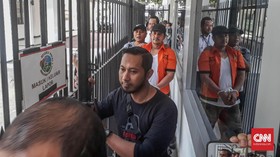 Tutupi Wajah dengan Jaket, Medina Zein Jalani Tes Rambut