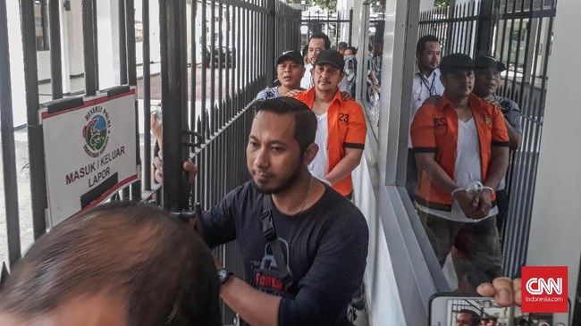 Medina Zein mengenakan masker di wajahnya dan jaket yang menutupi kepala saat dibawa ke Laboritarium Forensik Polri di Kalimalang, Jakarta Timur, Senin (30/12).
