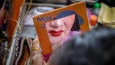 FOTO: Opera Tionghoa Bertahan di Tengah Modernisasi Thailand Jumlah pertunjukan opera Tionghoa di Thailand menyusut tajam seiring perkembangan ponsel, bioskop, layanan streaming, juga bangunan modern.