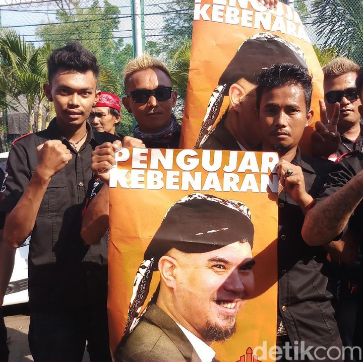 <p>Tak hanya istri dan ketiga anaknya, Ahmad Dhani juga disambut para penggemarnya. Mereka membawa berbagai poster bergambar sang idola. Ada juga yang bertuliskan 'Pengujar Kebenaran'. (Foto: Farih/detikcom)</p>