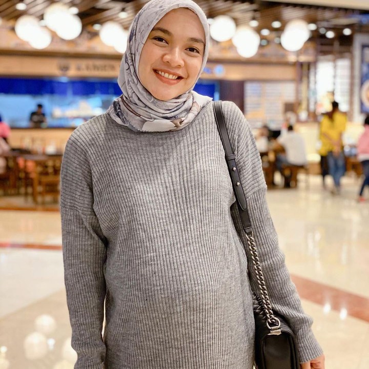<p>Gimana, Bunda makin glowing ya? (Foto: Instagram @tikabravani)</p>