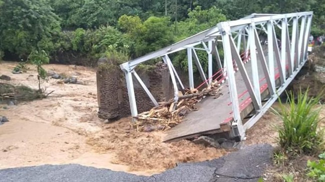 Pemprov Sumsel mengajukan peminjaman jembatan darurat untuk mengantisipasi Jembatan Kabupaten Lahat yang ambruk diterjang arus sungai deras.