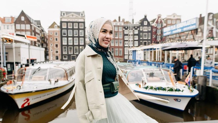 Medina Zein dinyatakan positif menggunakan narkoba setelah terbukti dari tes urine. Adik ipar Ibra Azhari ini pun resmi ditahan pihak kepolisian.