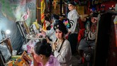 FOTO: Opera Tionghoa Bertahan di Tengah Modernisasi Thailand Jumlah pertunjukan opera Tionghoa di Thailand menyusut tajam seiring perkembangan ponsel, bioskop, layanan streaming, juga bangunan modern.