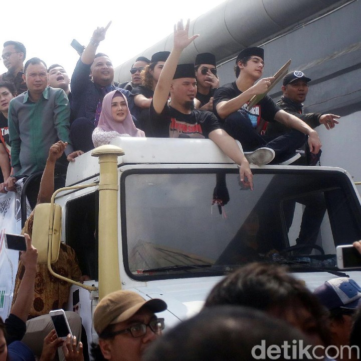 <p>Keluar dari Rutan Klas I Cipinang, Ahmad Dhani, Mulan, dan ketiga putranya pulang naik mobil Unimog. Mereka langsung pulang ke rumah di kawasan Pondok Indah, Jakarta Selatan. (Foto: Agung Pambudhy)</p>