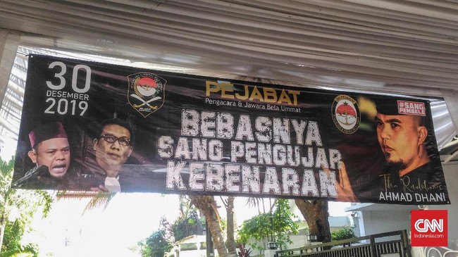 Menjelang kebebasannya, rumah politikus Ahmad Dhani di Pondok Pindang, Jakarta Selatan, tampak ramai dengan spanduk dan foto bertema kebenaran.