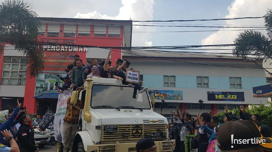 Diiringi Takbir, Ahmad Dhani Tinggalkan Rutan Cipinang Ahmad Dhani dan semua pihak yang ikut menyambut kebebasan pentolan Dewa 19 ini meninggalkan Rutan Cipinang, Jakarta Timur, sambil mengucapkan takbir.