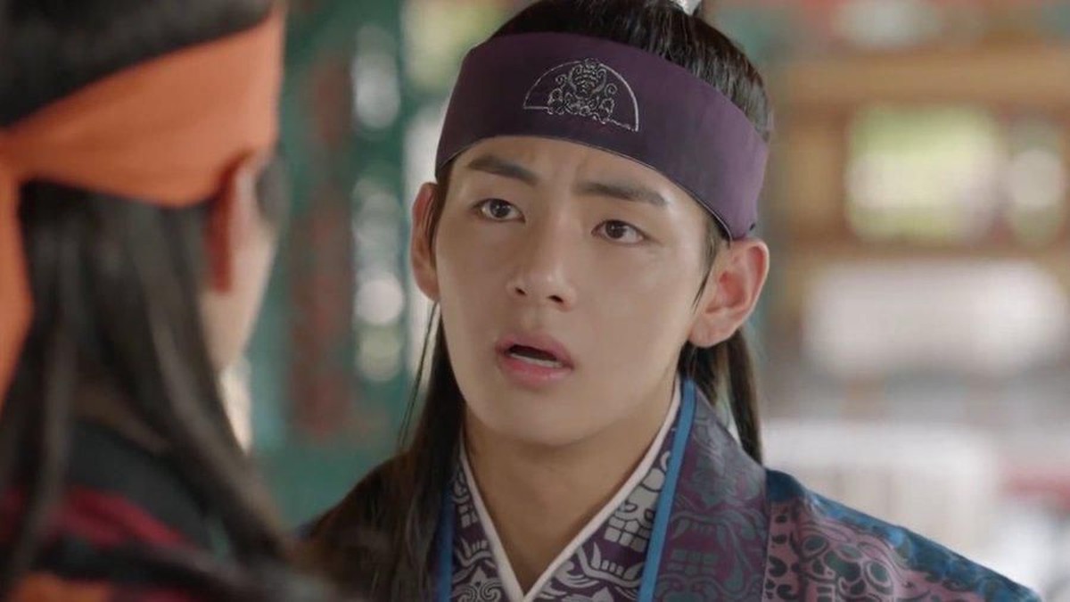 Hari ini&comma; Senin &lpar;30&sol;12&rpar; V BTS merayakan ulang tahunnya yang ke-24&period; Ia mendapatkan berbagai macam kado&period; Berikut transformasi V dari kecil hingga menjadi idola&period;