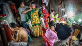 FOTO: Opera Tionghoa Bertahan di Tengah Modernisasi Thailand Jumlah pertunjukan opera Tionghoa di Thailand menyusut tajam seiring perkembangan ponsel, bioskop, layanan streaming, juga bangunan modern.