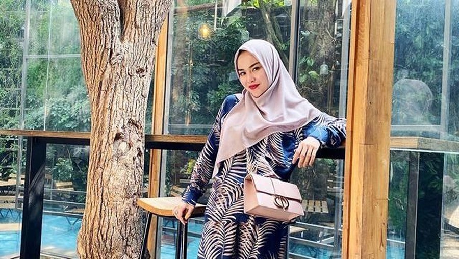 Medina Zein jalani serangkaian tes narkoba dari puslabfor Polda Metro Jaya.