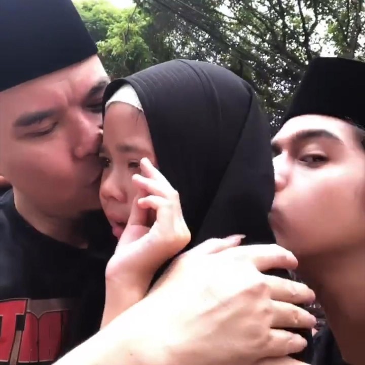 <p>Putri pertama Ahmad Dhani dan Mulan Jameela, Safeea, juga menyambut kepulangan sang ayah dengan air mata. Sang kakak, Al Ghazali, juga menciumnya penuh cinta. (Foto: dok. Instagram)</p>
