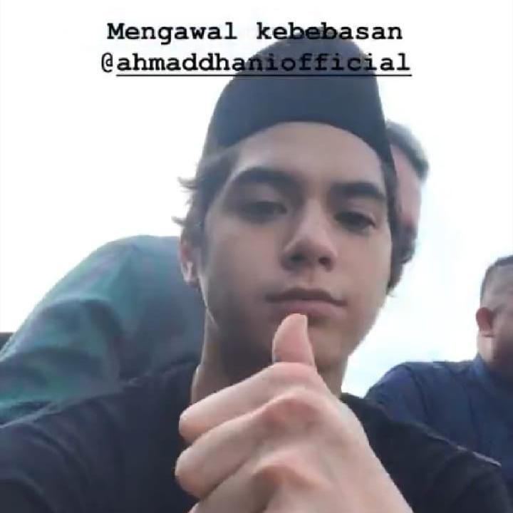<p>Dari atas mobil, putra sulung Ahmad Dhani, Al Ghazali turut mengabadikan momen kebebasan sang ayah. (Foto: Instagram @alghazali7)</p>