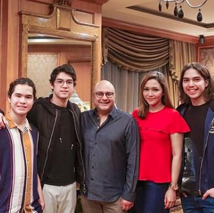 <p>Sementara itu, Maia Estianty sudah mengizinkan Al, El, dan Dul menyambut kebebasan sang ayah dari penjara. Ia dan suami, Irwan Mussry tak lupa menitipkan salam untuk Ahmad Dhani. (Foto: Instagram @maiaestiantyreal)</p>