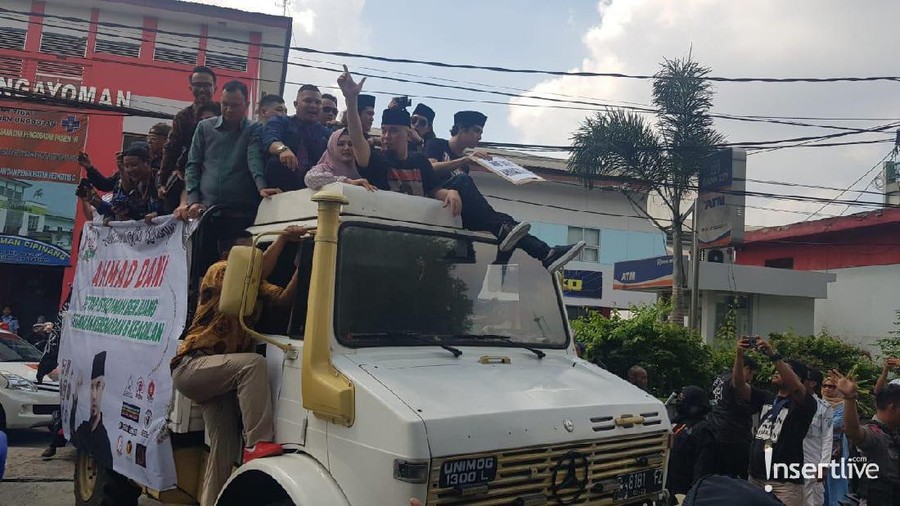 Al, El, dan Dul hadir untuk menyambut kebebasan Ahmad Dhani di Rutan Cipinang, Jakarta Timur, hari ini, Senin (30/12) pagi.
