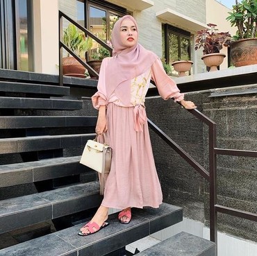 Menahan Tangis, Ibunda Ceritakan Kondisi Medina Zein di Tahanan