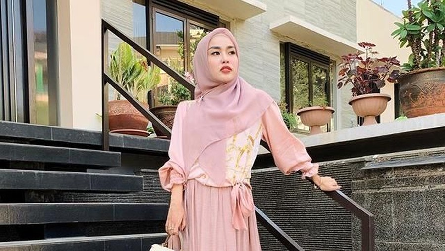 Menahan Tangis, Ibunda Ceritakan Kondisi Medina Zein di Tahanan Ibunda Medina Zein tak percaya anaknya menggunakan narkoba.