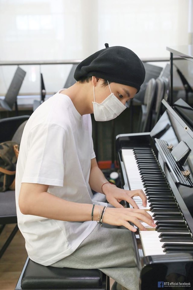 9 Transformasi V BTS, Dari Anak Pemalu hingga Jadi Idol Terkenal Hari ini, Senin (30/12) V BTS merayakan ulang tahunnya yang ke-24. Ia mendapatkan berbagai macam kado. Berikut transformasi V dari kecil hingga menjadi idola.
