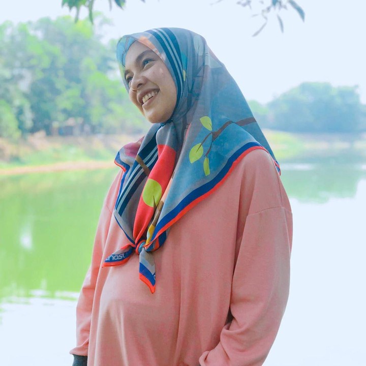 <p>Meski hamil, Tika masih bekerja dan syuting sinetron Tukang Ojek Pengkolan (TOP). (Foto: Instagram @tikabravani)</p>