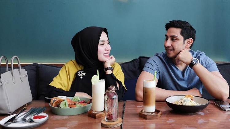 Medina Zein minta maaf pada publik atas kasus narkoba yang dihadapinya. Ia juga menjelaskan keberadaan suaminya selama ia ditahan.