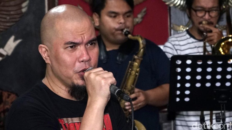 Ahmad Dhani saat tampil di kediamannya di Pondok Indah.