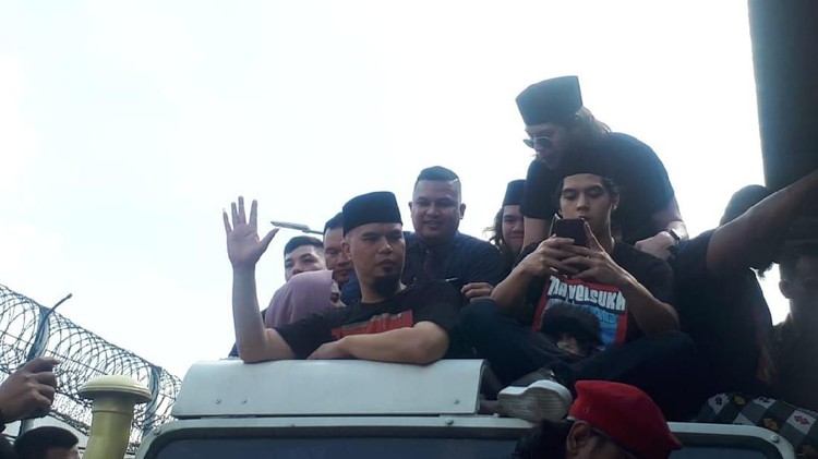 Ahmad Dhani resmi bebas dari penjara hari ini. Musisi yang tersandung kasus ujaran kebencian tersebut terlihat dijemput Mulan Jameela dan Al, El, serta Dul.