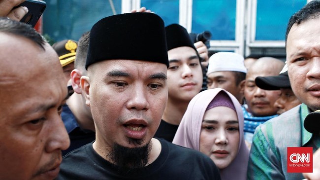 Politikus Partai Gerindra Ahmad Dhani berpendapat menulis sejarah saat ini cenderung lebih mudah karena data mudah diperoleh dari internet dan media online.