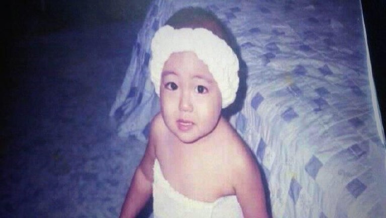 9 Transformasi V BTS, Dari Anak Pemalu hingga Jadi Idol Terkenal Hari ini, Senin (30/12) V BTS merayakan ulang tahunnya yang ke-24. Ia mendapatkan berbagai macam kado. Berikut transformasi V dari kecil hingga menjadi idola.