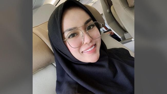 Kuasa hukum sekaligus sahabat mengonfirmasi Medina Zein berhijab lagi, setelah memutuskan melepas hijab beberapa waktu lalu. 