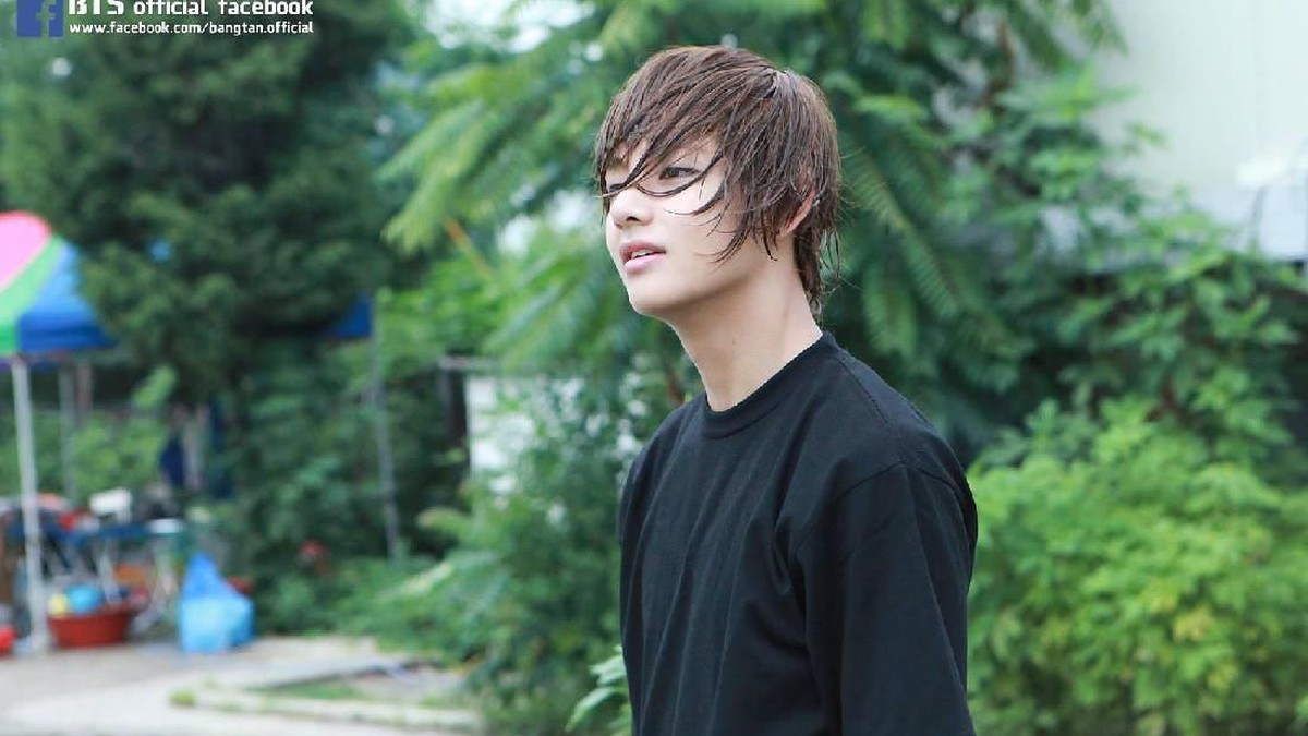 Hari ini&comma; Senin &lpar;30&sol;12&rpar; V BTS merayakan ulang tahunnya yang ke-24&period; Ia mendapatkan berbagai macam kado&period; Berikut transformasi V dari kecil hingga menjadi idola&period;