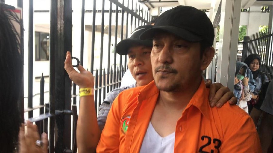 Penampakan Medina Zein-Ibra Azhari Digiring ke Puslabfor untuk Tes Rambut Penampakan Medina Zein-Ibra Azhari Digiring ke Puslabfor untuk Tes Rambut