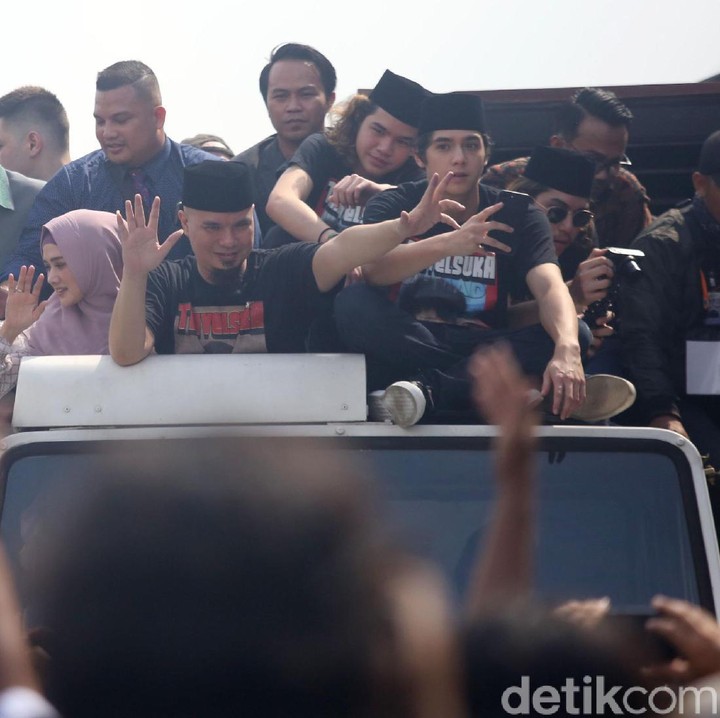 <p>Ketiga putra Ahmad Dhani dari pernikahan dengan Maia Estianty, Al Ghazali (Al), Ahmad El Jallaludin Rumi (El), dan Abdul Qodir Jaelani (Dul), turut menyambut kepulangan sang ayah. (Foto: Agung Pambudhy)</p>