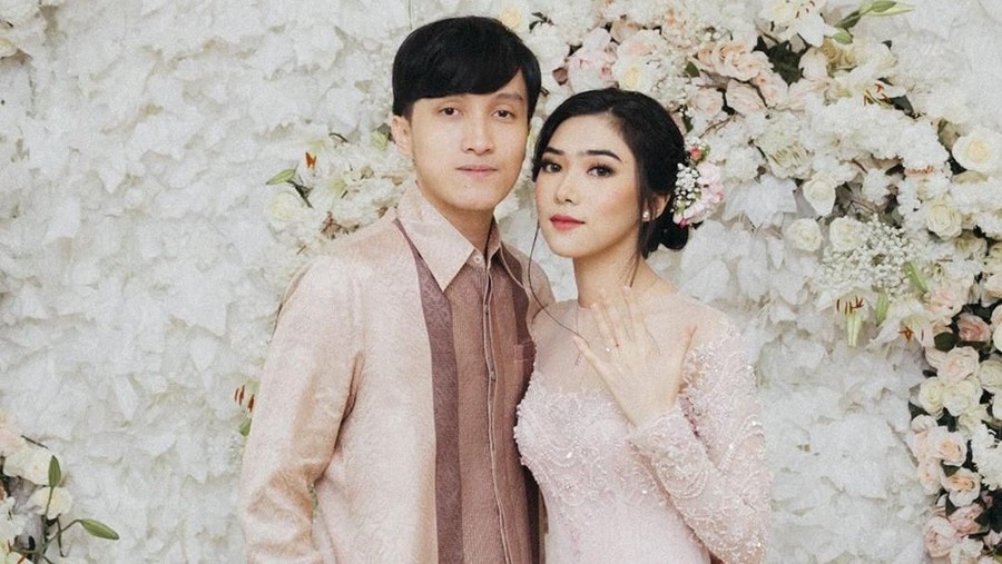 Nostalgia kisah cinta Isyana Sarasvati dengan sang kekasih.
