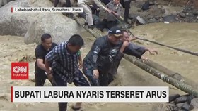 VIDEO: Banjir Bandang, Bupati Labura Nyaris Terseret Arus