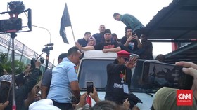 Kenakan Peci Hitam, Ahmad Dhani Resmi Bebas dari Penjara