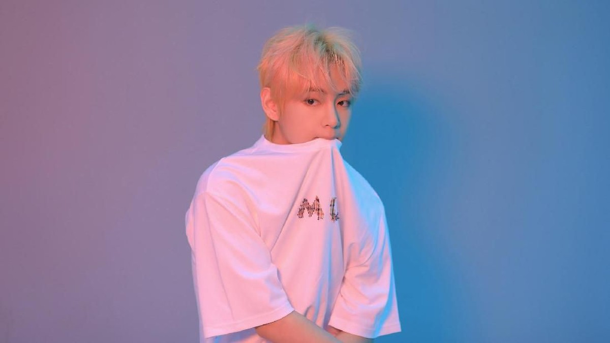 Hari ini&comma; Senin &lpar;30&sol;12&rpar; V BTS merayakan ulang tahunnya yang ke-24&period; Ia mendapatkan berbagai macam kado&period; Berikut transformasi V dari kecil hingga menjadi idola&period;