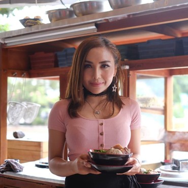 Kisah Madam Dewin Tukang Bakso Seksi yang Ngaku Suami Direbut Pelakor