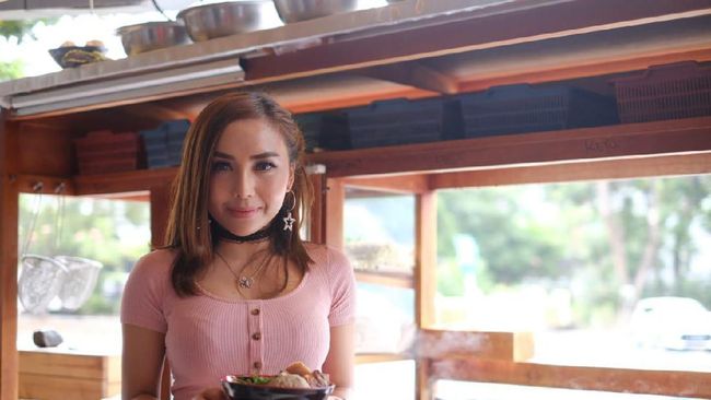 Kisah Madam Dewin Tukang Bakso Seksi Yang Ngaku Suami Direbut Pelakor