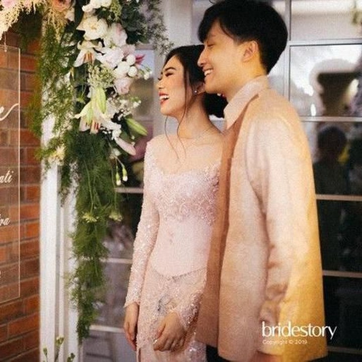 <span style="color: #500050; font-family: Arial, Helvetica, sans-serif; font-size: small;">Pasangan ini terlihat sangat bahagia ya di hari pertunangan mereka. </span><span style="color: #222222; font-family: Arial, Helvetica, sans-serif; font-size: small;">(Foto: Instagram @</span><span style="color: #222222; font-family: Arial, Helvetica, sans-serif; font-size: small;">thebridestory</span><span style="color: #222222; font-family: Arial, Helvetica, sans-serif; font-size: small;">)</span>