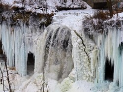 Saking Dinginnya, Air Terjun Ini Membeku!