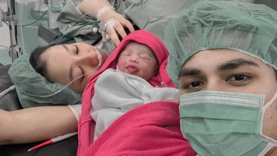 Kelahiran anakn pertama Rizky Alatas dan Adzana Adi Bing Slamet di malam tahun baru 2020.