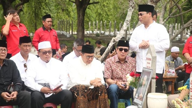 Politikus PDIP Ahmad Basarah mengatakan Megawati Soekarnputri tidak ikut lantaran tengah berada di Jepang untuk menerima gelar honoris causa.