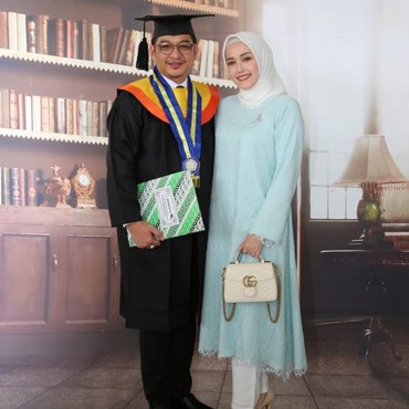 Pasha Ungu Raih Gelar Sarjana di Usia 40 Tahun