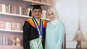 Pasha Ungu Raih Gelar Sarjana di Usia 40 Tahun