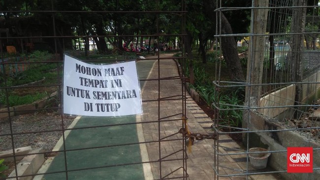 Warga Jakarta tak bisa menikmati fasilitas di Utan Kemayoran pada hari terakhir 2019. Kawasan itu masih ditutup setelah insiden jembatan ambruk.