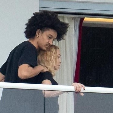 Terpaut Usia 36 Tahun, Madonna Serius Pacari Berondong