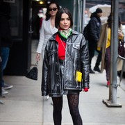 5 Trik Menambah Warna di Outfit Hitam, Biar Makin Langsing Tanpa Kesan Suram