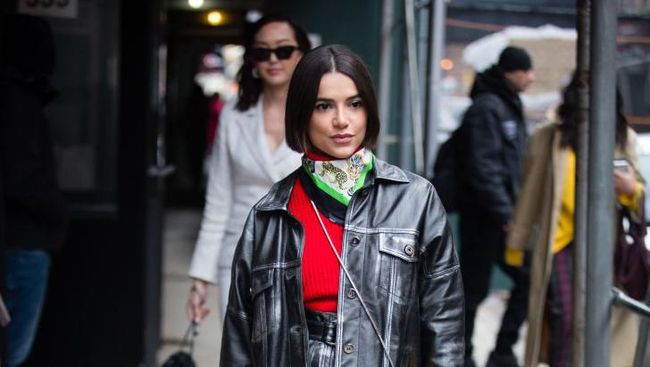 5 Trik Menambah Warna di Outfit Hitam, Biar Makin Langsing Tanpa Kesan